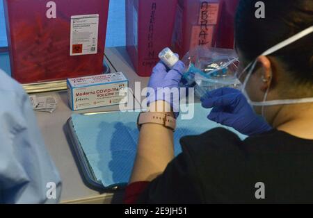 Los Angeles, Usa. Februar 2021, 05th. Medizinisches Personal bereitet Spritzen mit Moderna COVID-19 Impfdosen im Kedren Community Health Center in Los Angeles am Donnerstag, 4. Februar 2021. Senioren ab 65 Jahren können jetzt an die Spitze der Linie zu bewegen, um ihre Impfungen ohne einen Termin zu erhalten. Direktor Jerry Abraham und sein Team bei Kedren haben Pionierarbeit geleistet, um sicherzustellen, dass die Menschen in Süd-L.A., die den Impfstoff am meisten brauchen, Gesundheitshelfer und über 65 Jahre alt sind, ihn bekommen können. Kredit: UPI/Alamy Live Nachrichten Stockfoto