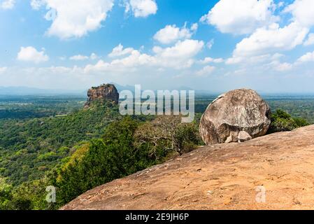 Blick von Pidurangala auf den Sigiriya Lions Rock. In Sri Lanka. Blauer Himmel Tageslicht, Panoramablick Stockfoto