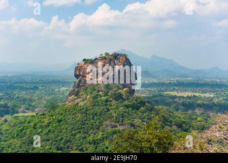 Blick von Pidurangala auf den Sigiriya Lions Rock. In Sri Lanka. Blauer Himmel Tageslicht, Panoramablick Stockfoto