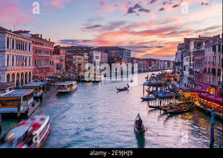 Verkehr auf dem Canal Grande von der Rialtobrücke bei Sonnenuntergang in Venedig, Venetien, Italien