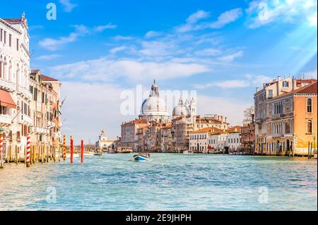 Der Canal Grande und seine Fassaden und die Basilika Santa Maria della Salute im Hintergrund in Venedig in Venetien, Italien Stockfoto