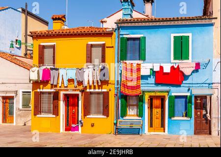 Gasse mit bunten Fassaden auf der Insel Burano in Venedig in Venetien, Italien Stockfoto