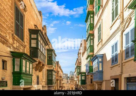 Straße mit typischen Fassaden und Fenstern von Häusern, in Valletta auf der Insel Malta Stockfoto