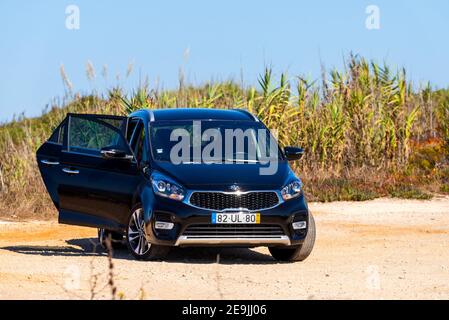 Portugal, Sao Lourenco, 04. Oktober 2018: Black Kia Carens 2 ISG, fünf-Türer MPV auf Open Air mit geöffneten Türen. Stockfoto