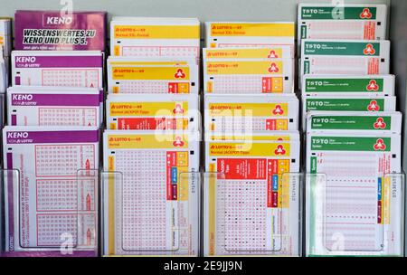 Berlin, Deutschland. Januar 2021, 27th. Lotto und Lottoscheine in einem Zeitschriftenladen. Quelle: Jens Kalaene/dpa-Zentralbild/ZB/dpa/Alamy Live News Stockfoto