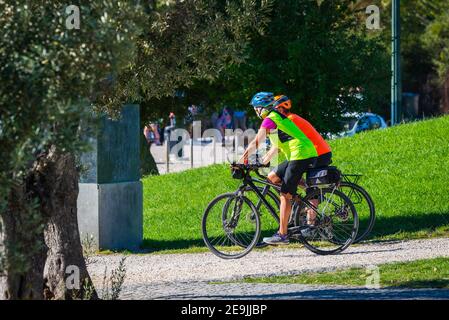 Portugal, Lissabon, 09. Oktober 2018: Gesunder Lebensstil - Menschen, die Fahrrad fahren. Stadtpark für Sportler. Stockfoto