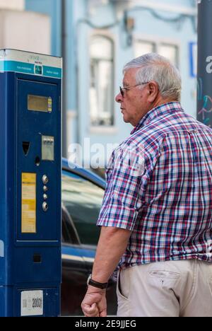 Lissabon, Portugal - 09. Oktober 2018: Parkplatz Automat auf einer Straße von Lissabon. Stockfoto