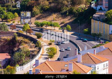 Portugal, Lissabon, 09. Oktober 2018: Panoramablick auf Lissabon. Reisen Portugal. Straßen und Brücken in der großen europäischen Stadt. Stockfoto