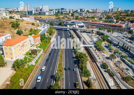 Portugal, Lissabon, 09. Oktober 2018: Panoramablick auf Lissabon. Reisen Portugal. Straßen und Brücken in der großen europäischen Stadt. Stockfoto