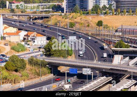 Portugal, Lissabon, 09. Oktober 2018: Panoramablick auf Lissabon. Reisen Portugal. Straßen und Brücken in der großen europäischen Stadt. Stockfoto