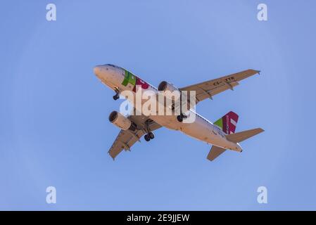 Portugal, Lissabon, 09. Oktober 2018: Flugzeug von TAP PORTUGAL in blauem Himmel. Stockfoto