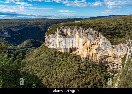 Landschaftsblick rund um das Dorf Bidon und die Ardeche Berge in Frankreich Stockfoto