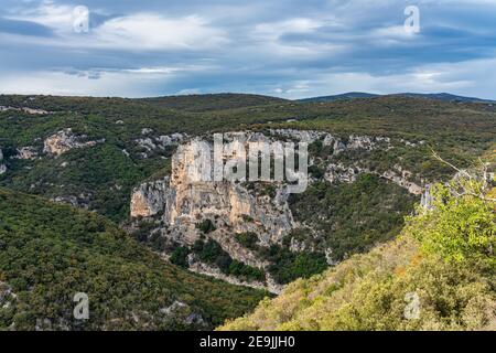 Landschaftsansicht rund um das Dorf Labastide de Virac und die Ardeche Berge in Frankreich Stockfoto