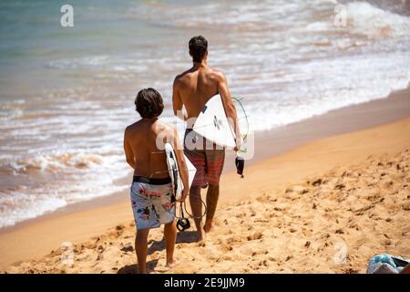 Zwei australische Teenager-Jungs am Avalon Beach in Sydney auf dem Weg Für eine Surf mit Surfbrettern, Sydney, Australien Stockfoto