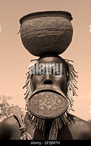 Stamm der Mursi-Frau mit Mundlochplatte, Omo-Tal, Äthiopien Stockfoto