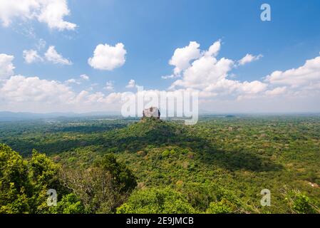 Blick von Pidurangala auf den Sigiriya Lions Rock. In Sri Lanka. Blauer Himmel Tageslicht, Panoramablick Stockfoto