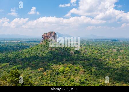 Blick von Pidurangala auf den Sigiriya Lions Rock. In Sri Lanka. Blauer Himmel Tageslicht, Panoramablick Stockfoto