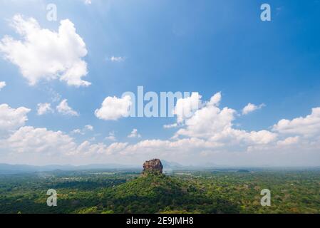 Blick von Pidurangala auf den Sigiriya Lions Rock. In Sri Lanka. Blauer Himmel Tageslicht, Panoramablick Stockfoto