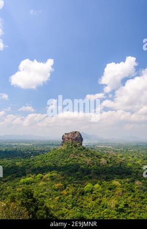 Blick von Pidurangala auf den Sigiriya Lions Rock. In Sri Lanka. Blauer Himmel Tageslicht, Panoramablick Stockfoto