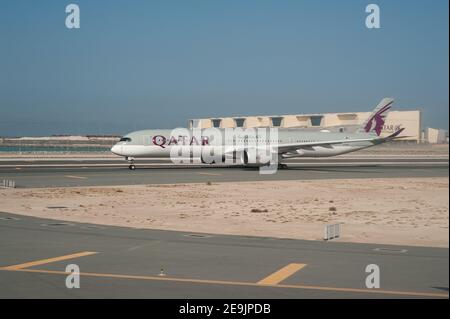 05,06.2019, Doha, Katar, Asien - ein Airbus A350-1000 Qatar Airways Passagierflugzeuge Taxis zur Start- und Landebahn am Hamad International Airport. Stockfoto