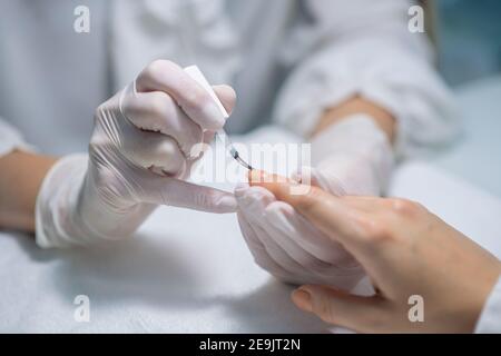 Nahaufnahme Bild von Nagelkünstler Hände Anwendung Nagelbasis Stockfoto