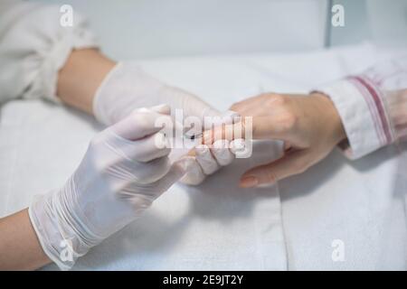 Nahaufnahme Bild von Nagelkünstler Hände Anwendung Nagelbasis Stockfoto