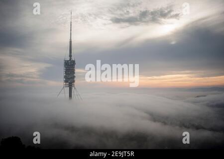 4. Februar 2021, Barcelona, Katalonien, Spanien: Der Telekommunikationsturm Torre de Collserola taucht auf dem Tibidabo-Hügel in Barcelona inmitten von Wolken und Nebel auf. Es wurde vom Architekten Sir Norman Foster entworfen und 1991 erbaut. Die obere Antenne erreicht 288,4 m (946 ft) und macht dies zum höchsten Gebäude in der katalanischen Gegend. Quelle: Jordi Boixareu/Alamy Live News Stockfoto