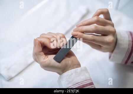 Nahaufnahme der weiblichen Hände Feilen Nägel Stockfoto