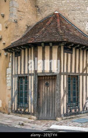 Ein altes Fachwerkgebäude in der Stadt Troyes in der Region Grand Est im Norden Frankreichs. Stockfoto