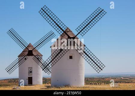 Windmühlen in der Nähe von Alcazar de San Juan in der Region La Mancha in Zentralspanien. Stockfoto