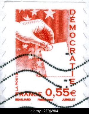 Sankt Petersburg, Russland - 27. September 2020: Briefmarke gedruckt in Frankreich mit dem Bild der Hand mit Ballon, um 2008 Stockfoto