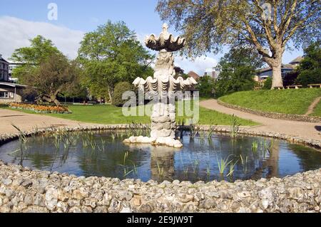 Der elegante Brunnen in Forbury Gardens, Reading, Berkshire. Seit Vict steht der Brunnen in den öffentlichen Gärten, der wie Muscheln aussieht Stockfoto