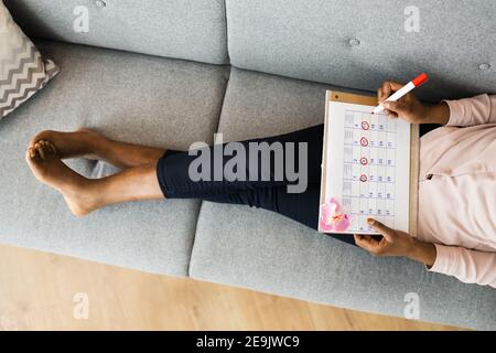 Afrikanische Frau Mit Menstruationszyklus Oder Periode Kalender Stockfoto