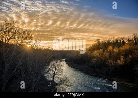 Letzte Biegung des Flusses Soca in Slowenien. Dahinter steht Italien. Befindet sich in Solkan Slowenien. Wunderschöner Sonnenuntergang farbiger Himmel als Hintergrund. Stockfoto