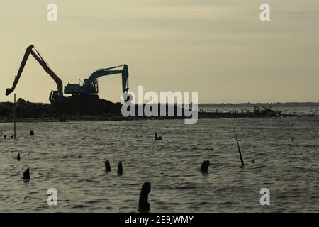 Landgewinnung und Landschaftsgestaltung am Strand in Pantai Indah Kapuk, in der Nähe einer Wohnanlage in der Küstenregion von Jakarta, Indonesien. Stockfoto