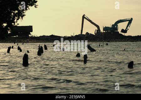 Tätigkeit der Landgewinnung und Landschaftsgestaltung in Pantai Indah Kapuk, Jakarta, Indonesien. Stockfoto