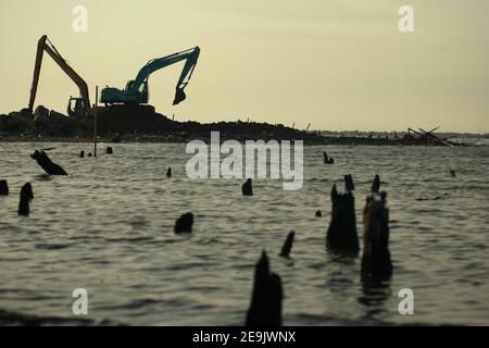 Landgewinnung und Landschaftsgestaltung am Strand in Pantai Indah Kapuk, in der Nähe einer Wohnanlage in der Küstenregion von Jakarta, Indonesien. Stockfoto