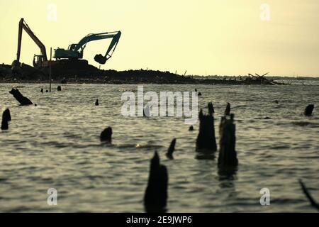 Tätigkeit der Landgewinnung und Landschaftsgestaltung in Pantai Indah Kapuk, Jakarta, Indonesien. Stockfoto