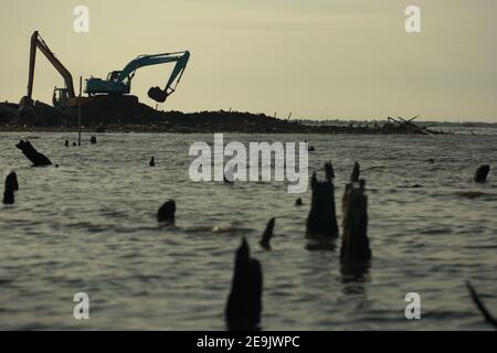 Landgewinnung und Landschaftsgestaltung am Strand in Pantai Indah Kapuk, in der Nähe einer Wohnanlage in der Küstenregion von Jakarta, Indonesien. Stockfoto