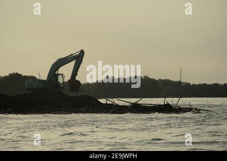 Landgewinnung und Landschaftsgestaltung am Strand in Pantai Indah Kapuk, in der Nähe einer Wohnanlage in der Küstenregion von Jakarta, Indonesien. Stockfoto