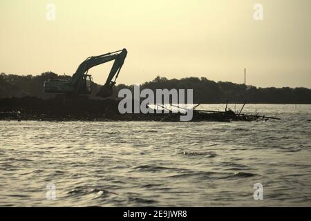 Landgewinnung und Landschaftsgestaltung am Strand in Pantai Indah Kapuk, in der Nähe einer Wohnanlage in der Küstenregion von Jakarta, Indonesien. Stockfoto