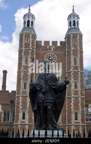 Statue von König Heinrich VI. (1421 - 1471) im Schulhof mit Lupton's Turm dahinter, Eton College, Berkshire. Der König gründete das College im Jahr 1440. Th Stockfoto