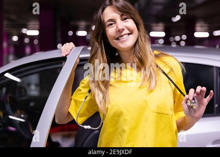 Porträt einer jungen lächelnden Krankenschwester, die bereit ist, die Arbeit zu beginnen. Leerzeichen für Text. Stockfoto