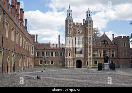 Das imposante Viereck am historischen Eton College, Windsor, Berkshire. Luptons Turm in der Mitte stammt aus der Tudor-Zeit. Stockfoto