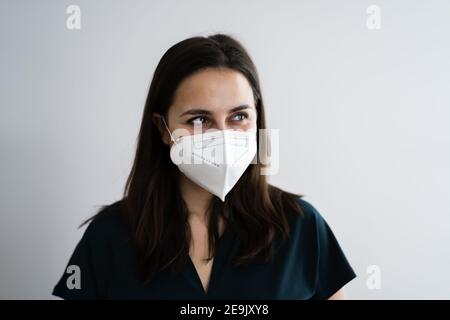 Rezeptionistin Frau in medizinischen FFP2 Gesichtsmaske Stockfoto