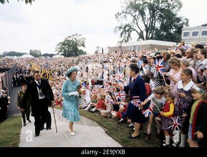 Datei Foto vom 28/07/77 von Queen Elizabeth II, die von einer riesigen Menschenmenge auf einem Sportplatz in Butterley Hall, in der Nähe von Chesterfield, während ihrer Silver Jubilee Tour durch Großbritannien begrüßt wurde. Die Königin wird als Monarch für 69 Jahre am Samstag regiert haben. Stockfoto