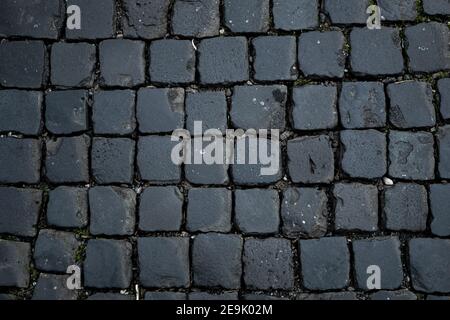 Draufsicht auf schwarzen Basaltpflaster im Zentrum des antiken Roms Stockfoto