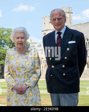 Datei Foto vom 01/06/20 von Königin Elizabeth II und dem Herzog von Edinburgh im Viereck von Windsor Castle. Die Königin wird den Meilenstein 70th Jahr ihrer Herrschaft betreten, als sie sich zum ersten Mal seit mehr als 30 Jahren auf den Jahrestag ihres Beitritts aus Sandringham vorbereitet. Ausgabedatum: Freitag, 5. Februar 2021. Stockfoto