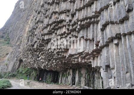 Faszinierende Ansicht von Mann stehenden Basaltsäulen in Garni Gorge, Armenien Stockfoto