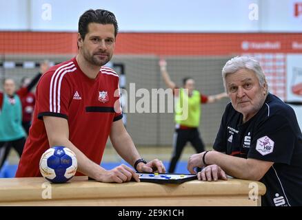 Zwickau, Deutschland. Januar 2021, 28th. BSV Sachsen Zwickau Trainer Norman Rentsch (l), Cheftrainer, und Dietmar Schmidt, leiten das Training für das Frauenteam. Der ehemalige Ruderer Rentsch und der ehemalige Weltklasseläufer und Olympiasieger Schmidt arbeiten fleißig daran, den Verein in die Handball-Bundesliga der Frauen 1st zu führen. Quelle: Hendrik Schmidt/dpa-Zentralbild/ZB/dpa/Alamy Live News Stockfoto